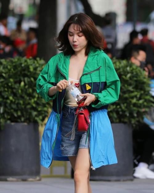 气质:街拍:面带微笑的美女,一件灰色外套配格子短裙,时尚活力气质