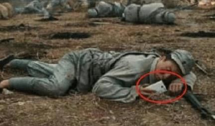  #严谨#邓伦友情客串《冰糖炖雪梨》，却造成明显穿帮，网友：太不严谨！