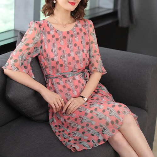 40岁女人这样穿才高雅！“素雅裙＋平鞋”，高贵大方超时尚