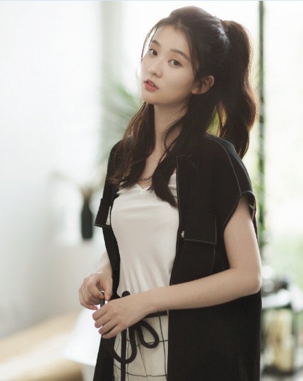 乔欣穿露肩小西服亮相，内衣吊带中间锁骨太抢眼，网友：又变美了