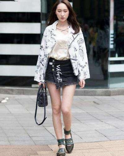 街拍: 小姐姐白色的吊带上衣，下身穿着黑色牛仔包臀裙，非常好看