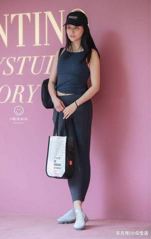 街拍：看身材是一个十足的健身达人!小姐姐瑜伽裤展现魅力身材