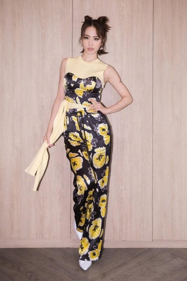 蔡依林穿印花裙现身，却配了双绑带高跟，网友：这腿勒得不难受吗