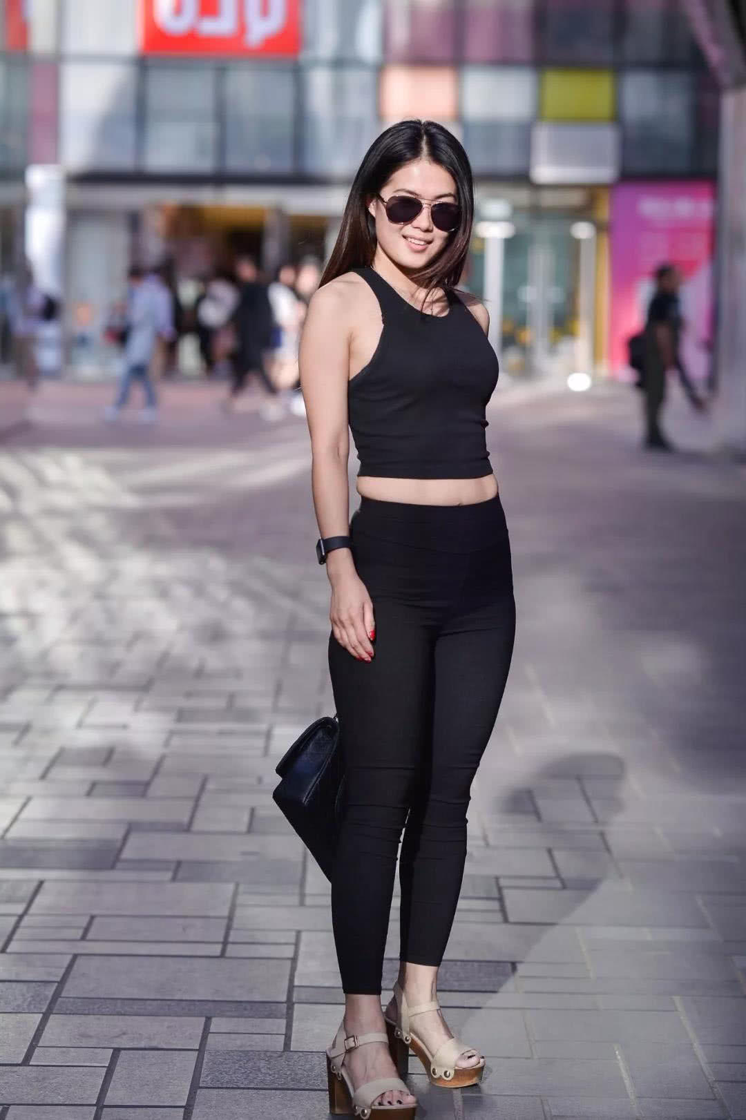 轻熟小姐姐紧身裤尽显饱满臀线，生完宝宝身材依旧风韵，真的难得