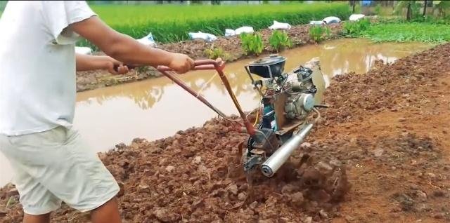 外国小伙发明“摩托车”松土机，一天松土6亩地，成本300元