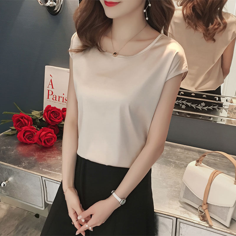 女人过了20岁，多穿这种“紧身衣”，忒性感迷人