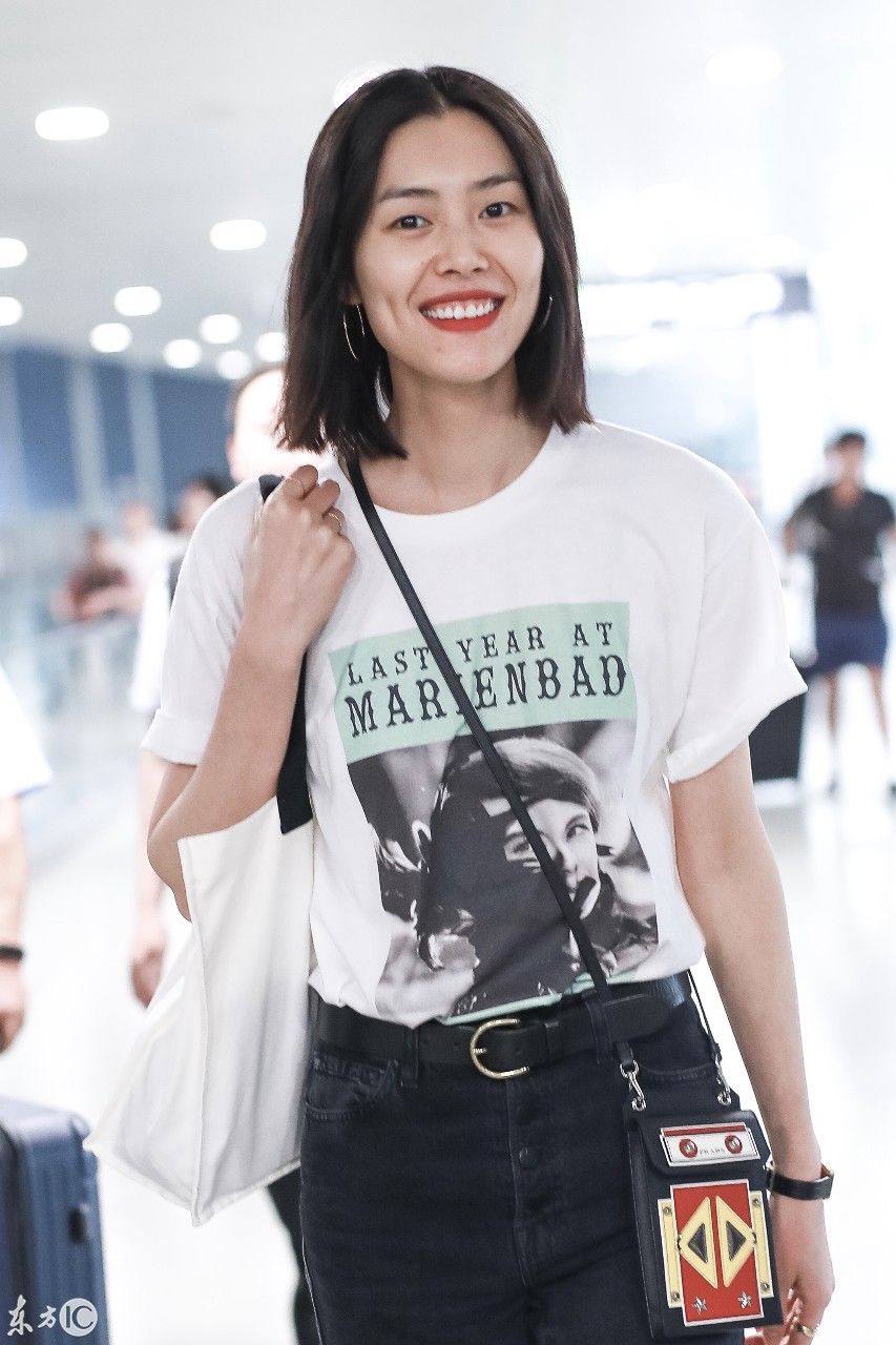 刘雯现身机场大长腿惹人羡慕 网友:不知谁有福气能把她娶回家