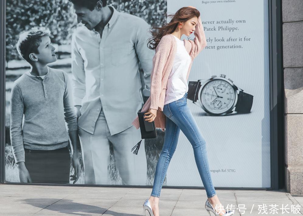 # 美女#走到哪都是她的舞台，街拍：美女穿衣性感时尚