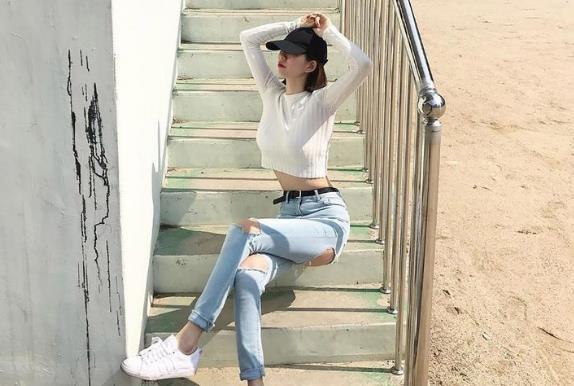 魅力十足的牛仔裤美女，增添女性魅力，让人一眼难忘