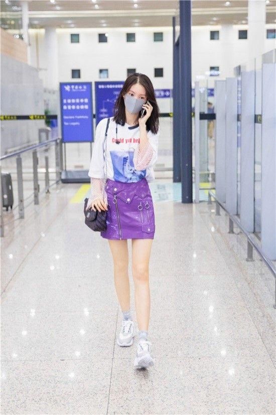 都穿条纹衫秀细腰，刘雯这样的基本款，比金晨的短款看着舒服多了