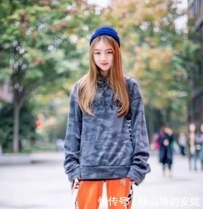 「长相」街拍:小美女靓丽的穿搭,休闲时尚,长相精致甜美可人