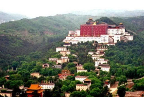 这城市跟北京一起发展，古代皇帝还经常在这避暑，却是个四线城市