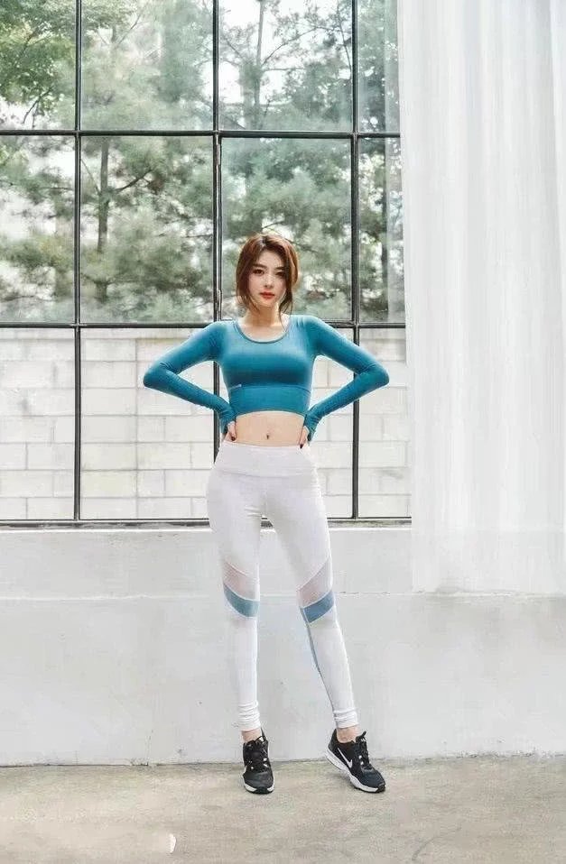 爱运动的小姐姐,凹凸有致的身材曲线,火辣的身材似水的柔情