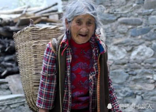 抖音四大护法守护一朵“奶奶花”？网友：衣服是同款批发的吗？