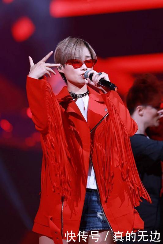 李宇春这霸气模样像视察机场,衣服穿成这样,够时尚的