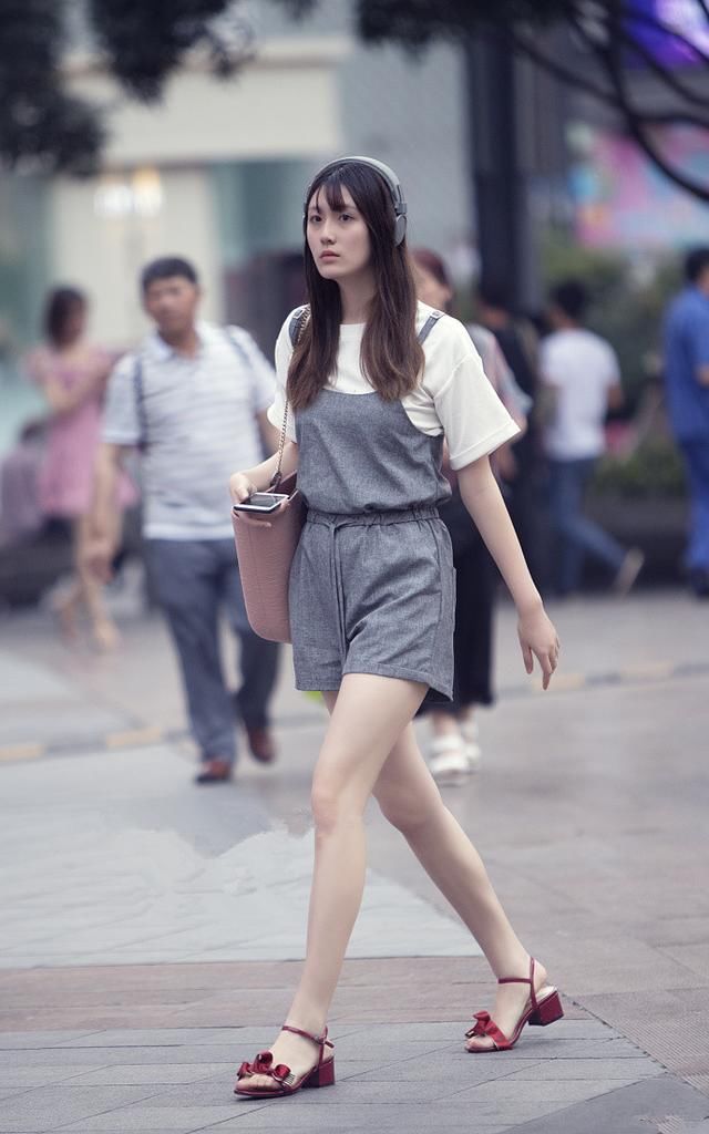 路人街拍，风和日丽的街头，好看的女人与风景融为一体