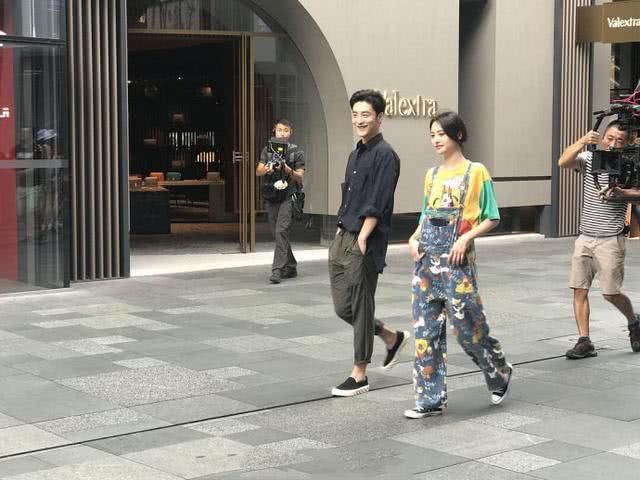 郑爽卡通T恤配大花裤子，这么土的搭配别人根本扛不住啊！