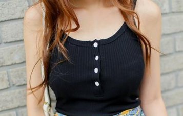 这女人简直六的一批!衣服都不好好穿，但却迷人美到骨子里