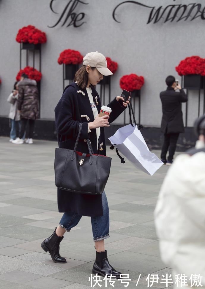 气质■街拍:美女明眸皓齿可爱,穿搭时尚,走路有气质很有气场
