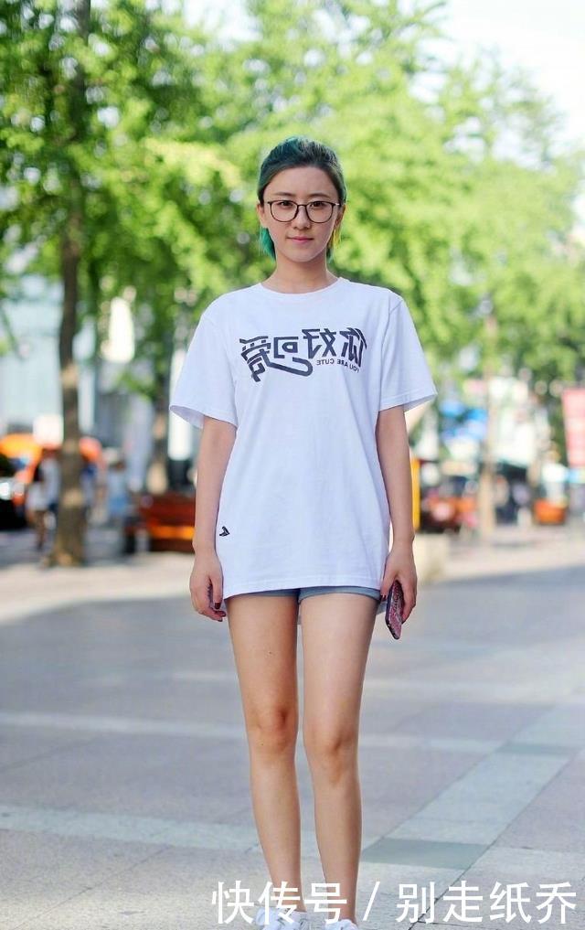  『搭配』路人街拍，姑娘非常好看，穿黑色高腰吊带背心，很是惊艳