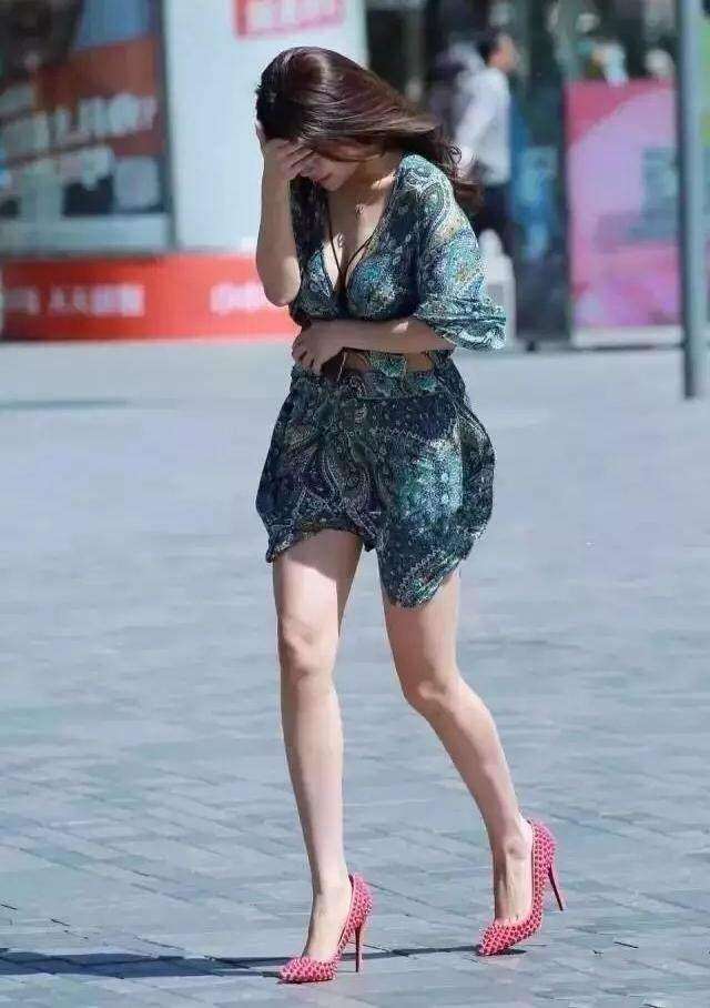 街拍：紧身包臀裙让丰腴辣妈更有气质更吸睛