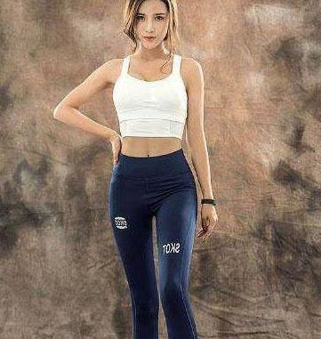 修长时尚的打底裤女生，网友：给人一种仙女范