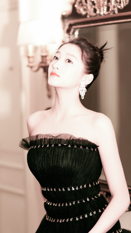 关晓彤现身某商业时尚活动 身材十分苗条一双筷子腿十分显眼