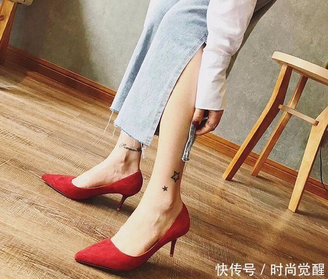 高跟鞋配上薄丝袜，把控女神气质，彰显了你的不俗品位！