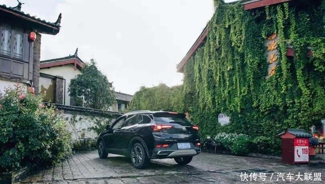 丽江的这个花园民宿，门口绿植环绕，引起无数游客前去打卡