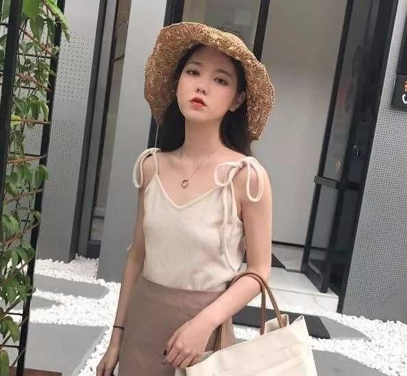 现在姑娘真是太敢穿了，出门只穿个吊带背心，大胆又好看，美爆了