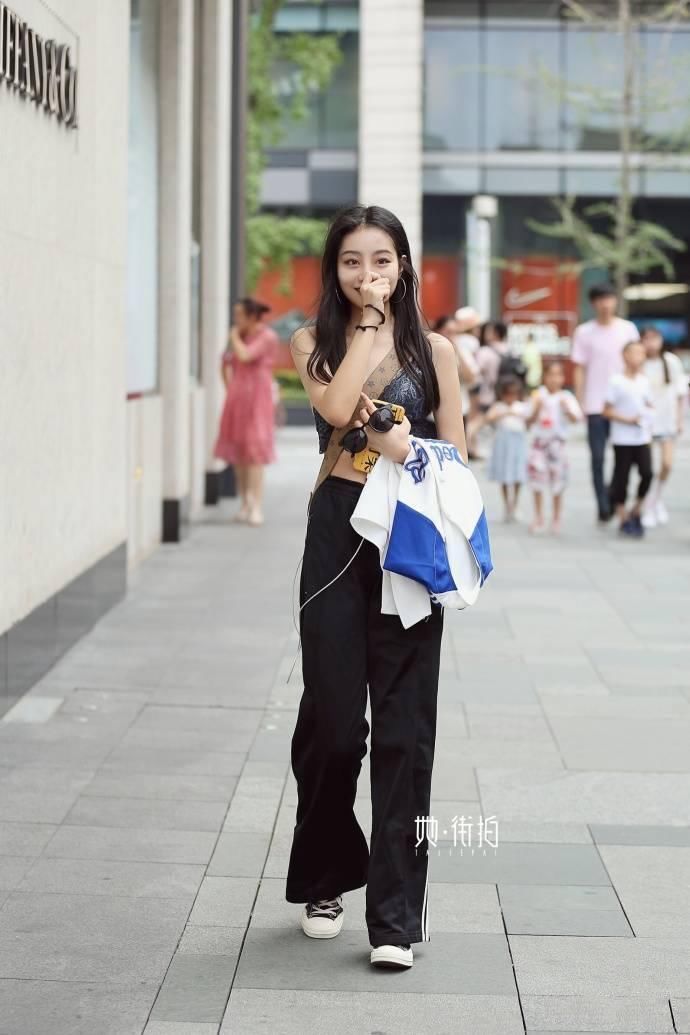 成都街拍丨同样好身材的闺蜜，走在路上一定是回头率爆表吧。