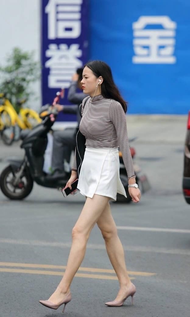 漂亮的连衣裙姑娘，走在街上就是一道亮丽的风景 线