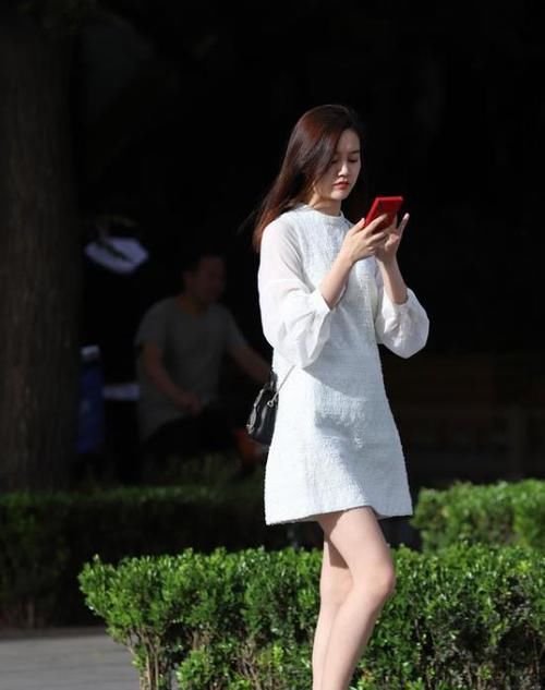  丰姿绰约：街拍：丰姿绰约的小姐姐，一条墨绿色的连衣裙，时尚女性气质十足