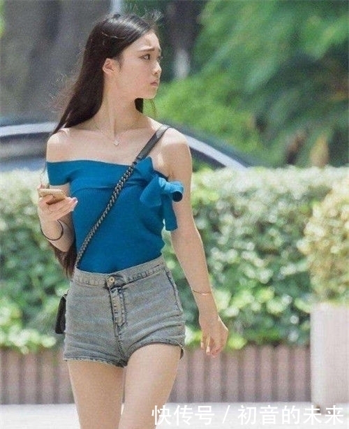 小美女:街拍:身材高挑的小美女,骨感的美人,转头一笑百媚生