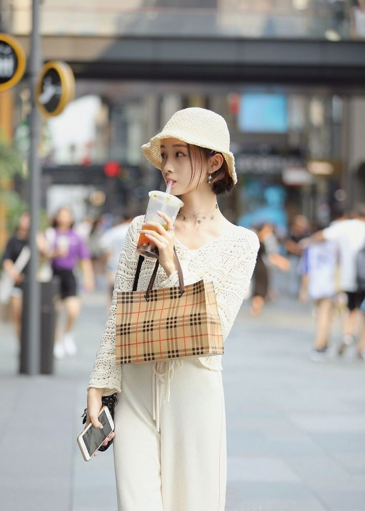 『凸显出』街拍:高挑的美女真会穿,紧身裙凸显出火辣身材!