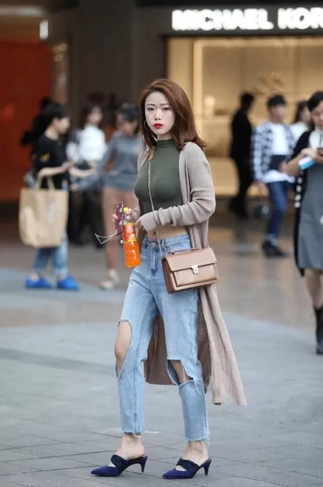 【 完善】突显出完善的风韵，高跟鞋搭配紧裤