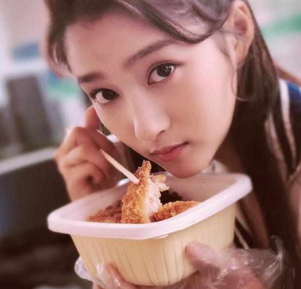 明星的假吃,baby靠错位,关晓彤假的离谱,而她的假吃最受好评