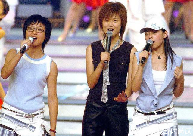 张靓颖和李宇春同时现身机场，曾经的超女如今一对比就逊色不少！