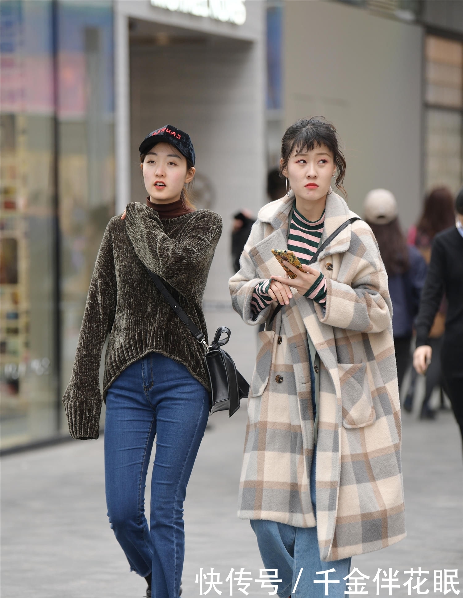  「衬衫」衬衫搭配高跟鞋，展示出一种职场女性的优雅之美