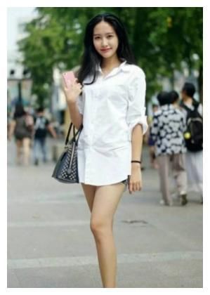 街拍：图二美女穿低腰牛仔短裤，清凉舒适！图五小姐姐迷倒众人！