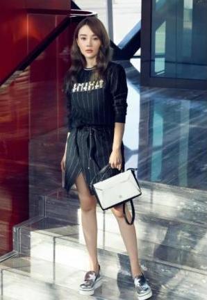 扮嫩只服李小璐！露脐装+热裤36岁嫩成16岁，网友：又做头发了？