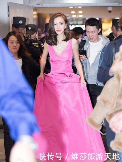 30岁赵丽颖与28岁杨颖同穿粉色长裙，一个嫩成少女，一个老成大妈