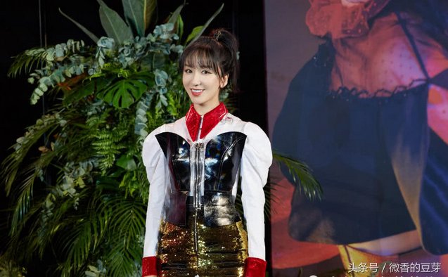 娄艺潇太会玩了，居然把金色裤子剪开来当裙子，网友:我可不敢穿