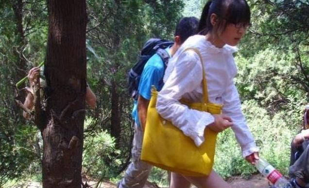旅游登山时，导游提醒女性朋友不要穿裙子，原来是因为这3个原因