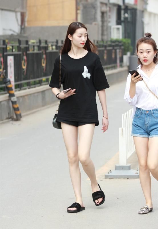 街拍:各具潮流的时尚穿搭，学会了，让你散发迷人气质