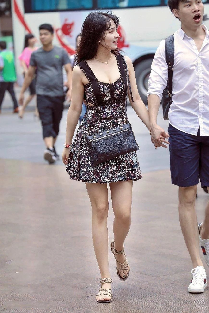 街拍：肌肤白皙穿着清爽的小姐姐，身材好无需过多装饰就很美！