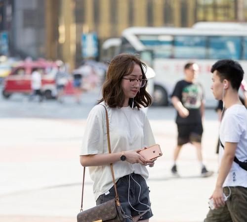  『清纯』路人街拍，小姐姐身姿曼妙，给人感觉非常清纯可爱