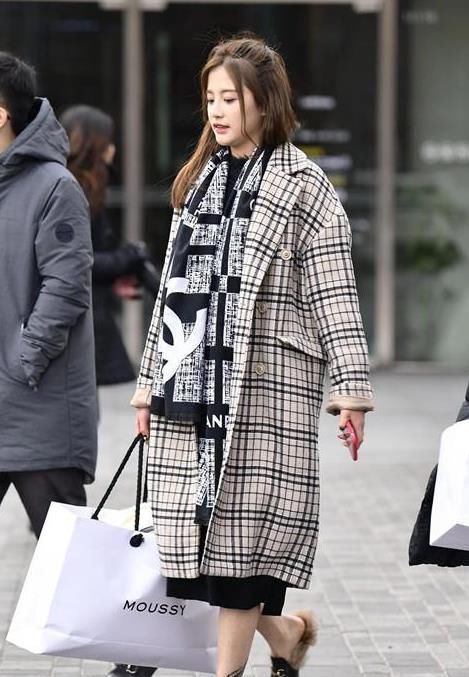 #清新#养眼女神街拍:天生丽质的小姐姐,一件白色上衣配百褶裙,时尚清新女神范