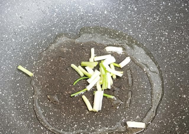 『米饭』2个番茄一碗米饭,这样做一锅不够吃,连菜都省了,好吃到舔盘