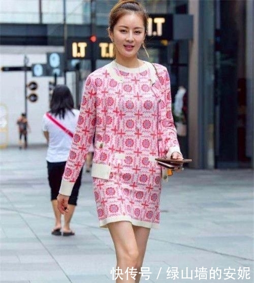 「长相」街拍:小美女靓丽的穿搭,休闲时尚,长相精致甜美可人